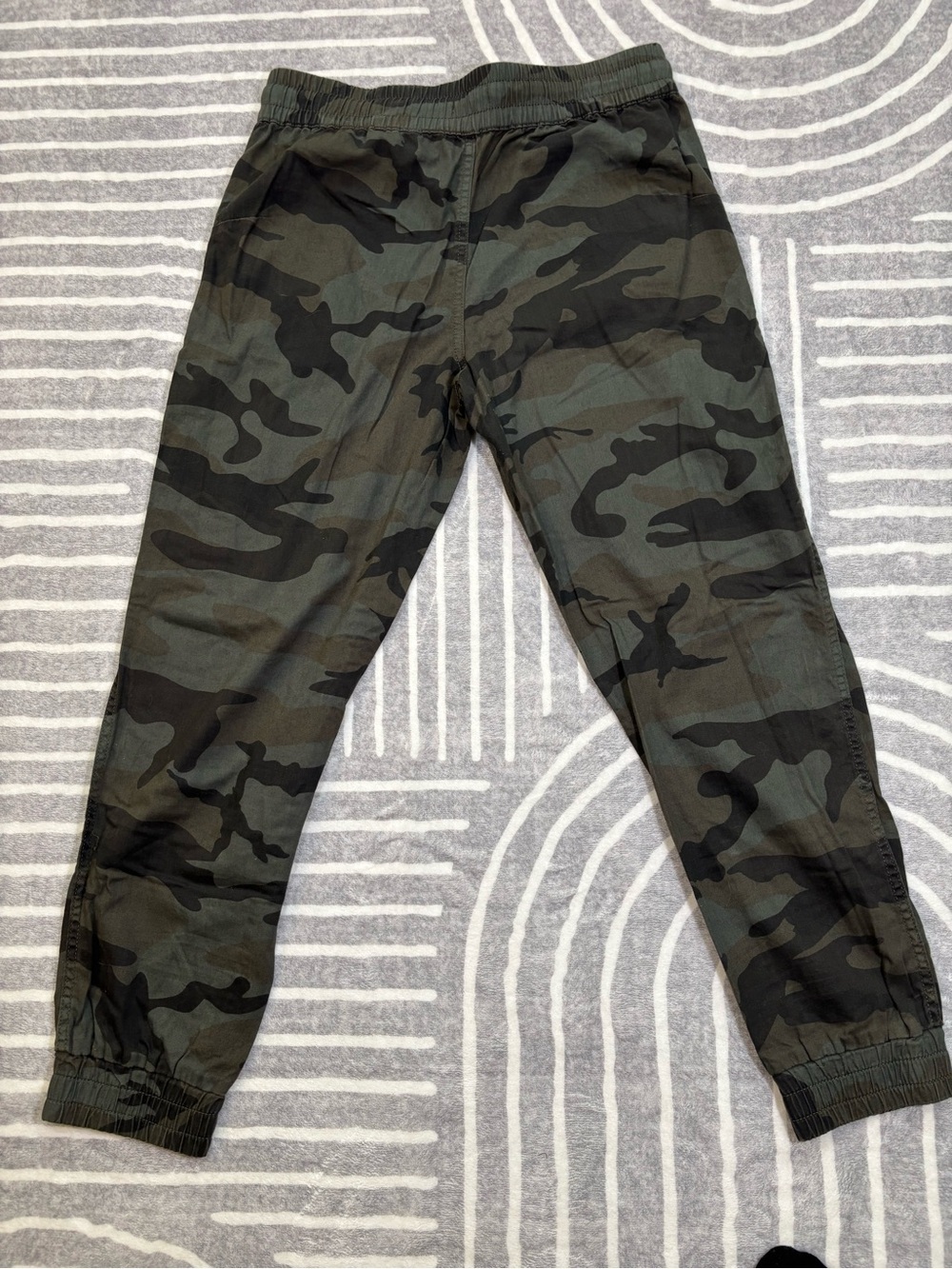 TNA Aritzia Camo Joggers, Medium, Army Green, Camo Green, Streetwear - Picture 2 of 8